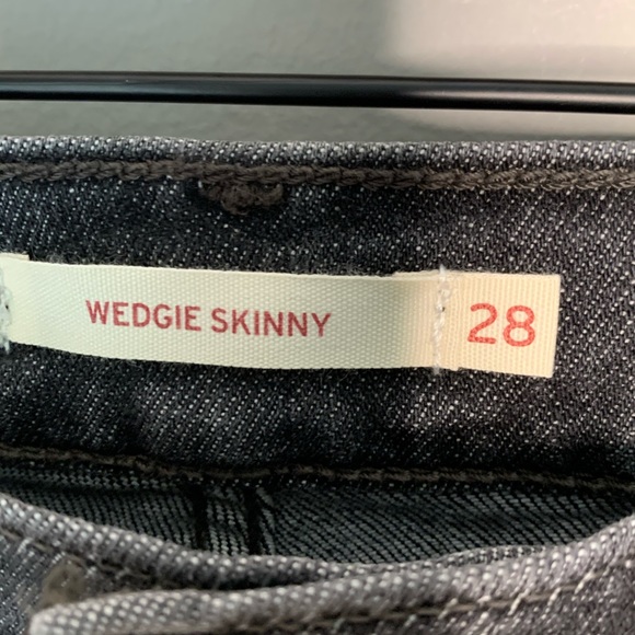 NWT Levi's wedgie skinny jean ravens wing fray hem - Picture 12 of 16